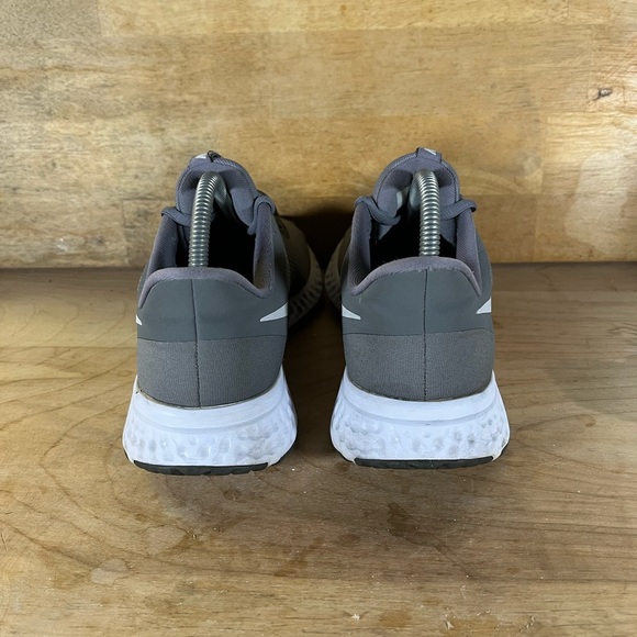 Nike Revolution 5 Womens Size 10 Running Shoes Sneakers Gray White BQ3207-005 - Picture 4 of 8